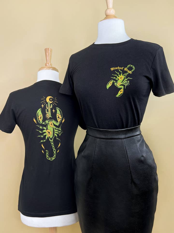 T-shirt ajusté The Scorpion en noir pour la vente par Mischief Made