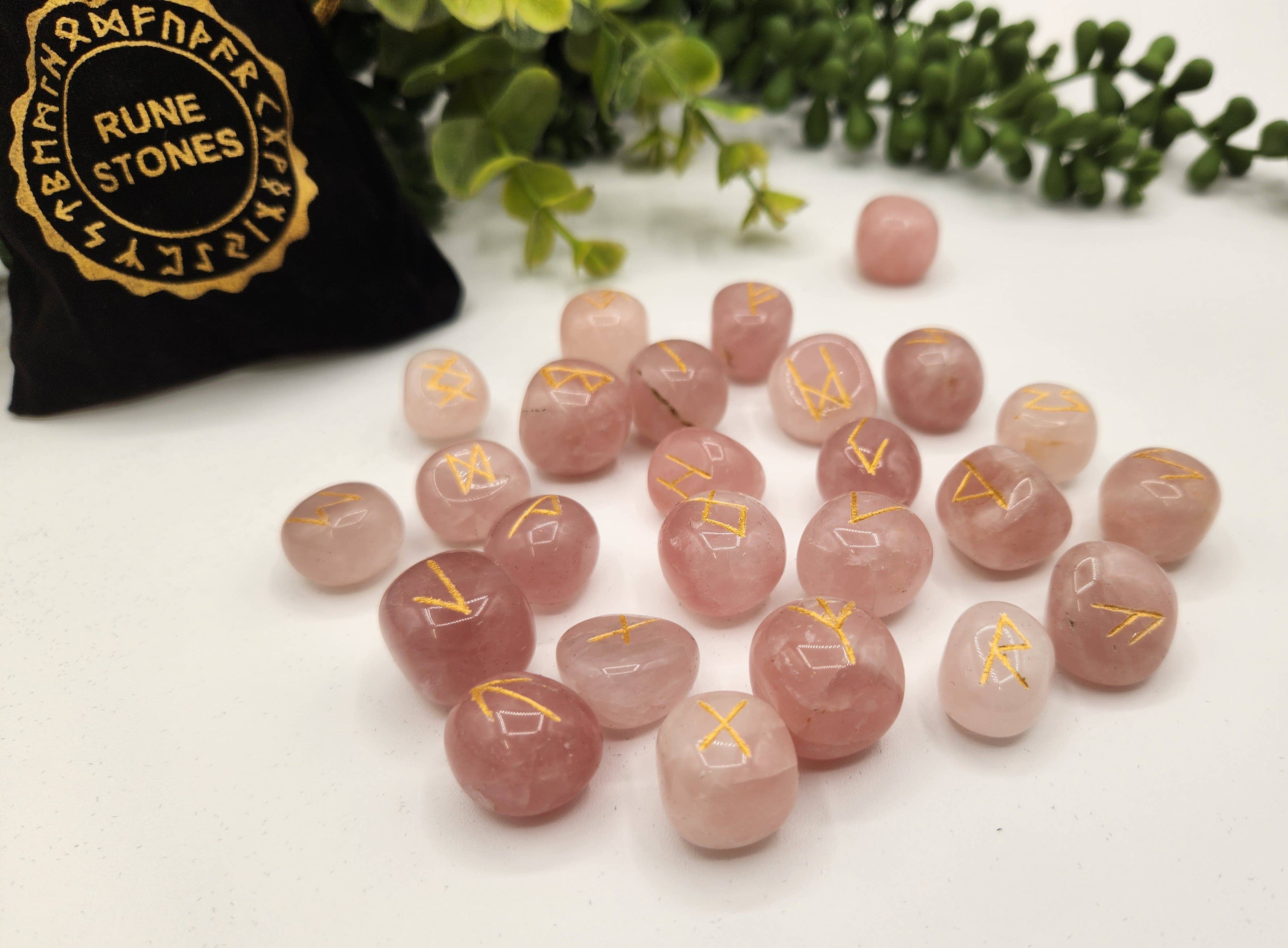 Meraki Gemstones – Engroshandel Spirituelle sten og krystaller – Rose Quartz halvædle rune-sæt med fløjlspose6