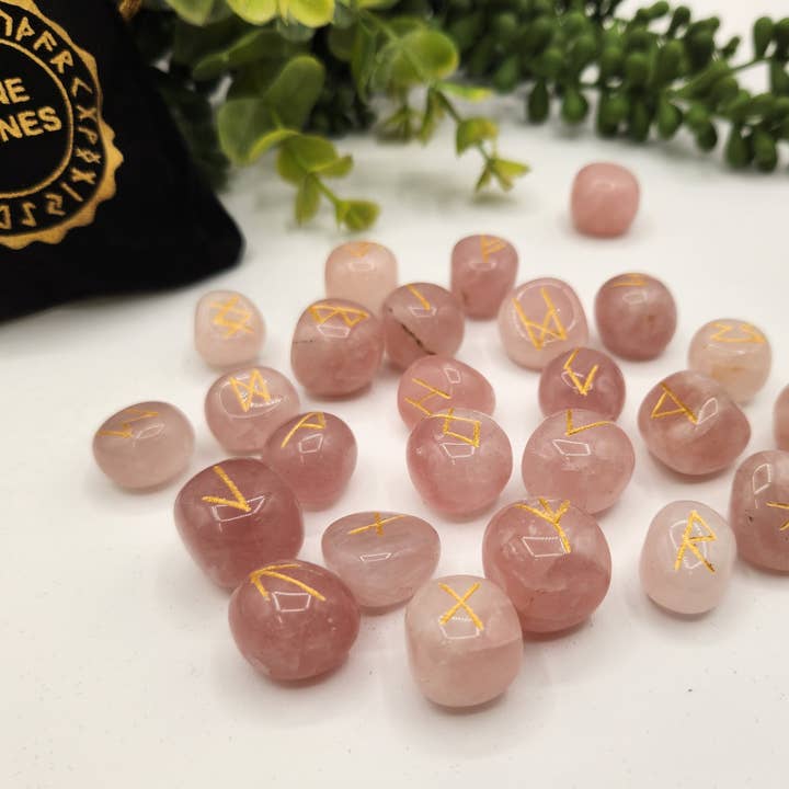Meraki Gemstones – Engroshandel Spirituelle sten og krystaller – Rose Quartz halvædle rune-sæt med fløjlspose6
