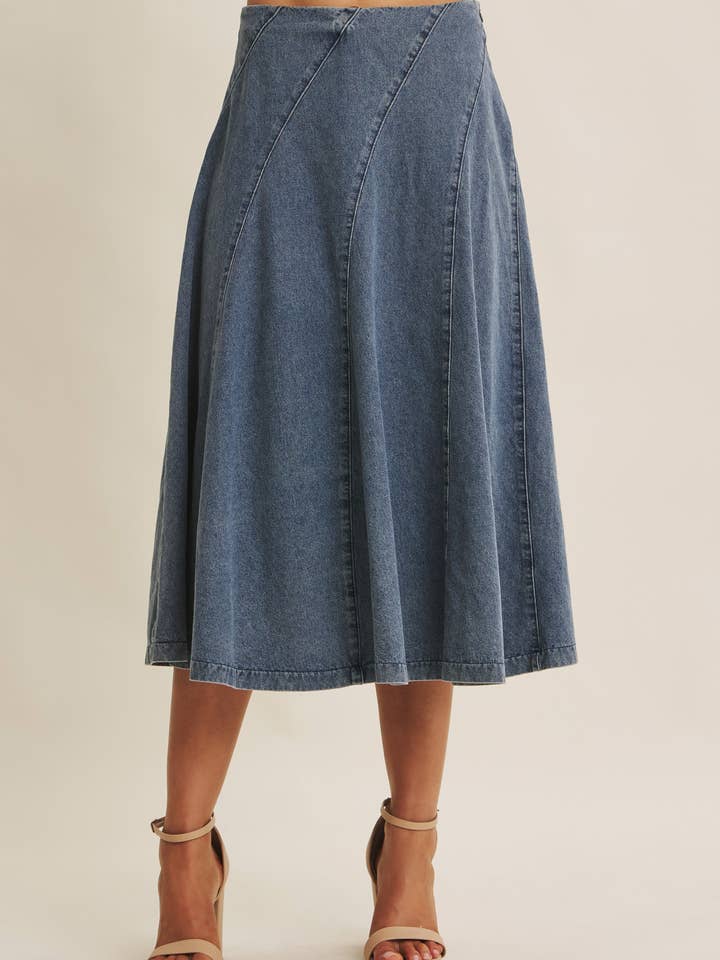 JUPE MIDI ÉVASÉE EN DENIM DE COTON LAVÉ MINÉRAL AVEC COUTURES pour la vente par in february