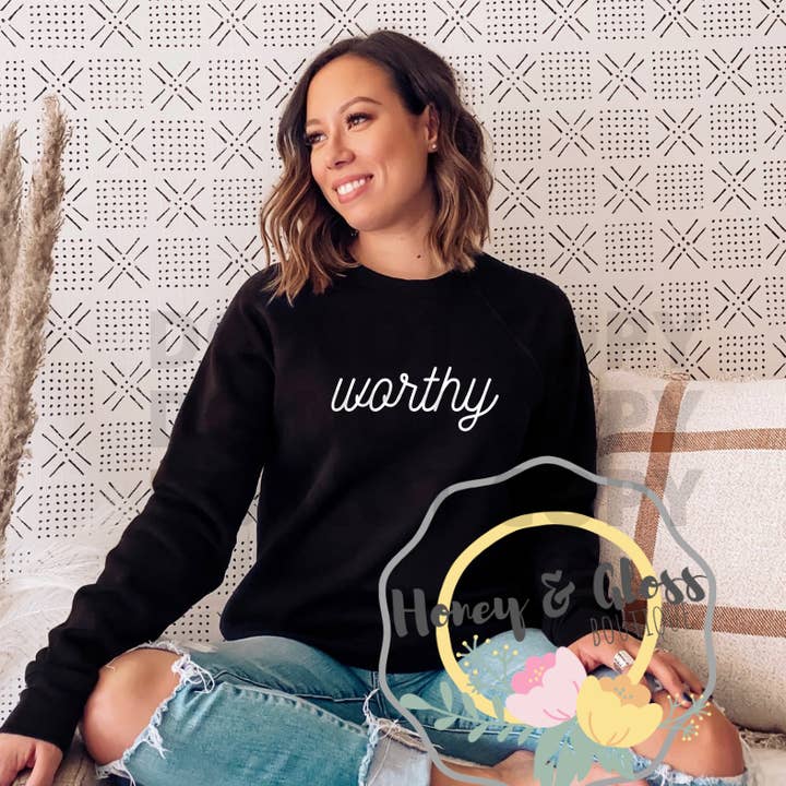 Pull Worthy en noir Inspiration pour la vente par Honey and Gloss