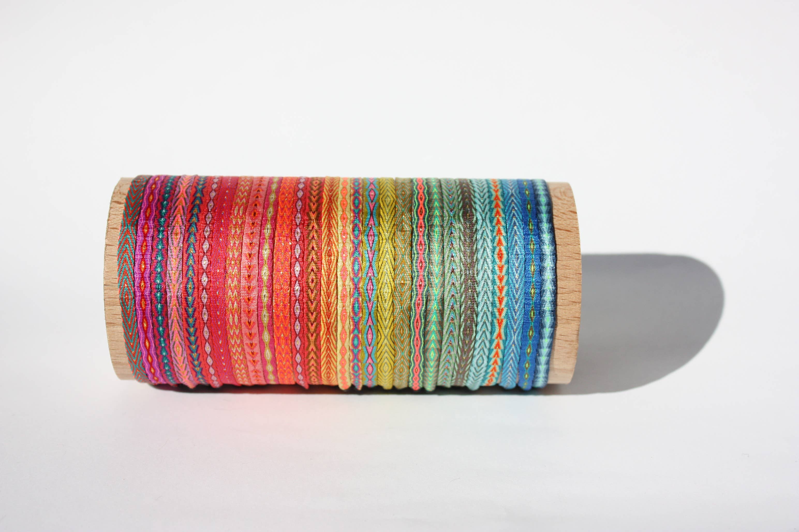 Kleurrijke verpakking Araracuara kleurrijke zijden armbanden geïnspireerd op Pereira voor groothandel op Faire1