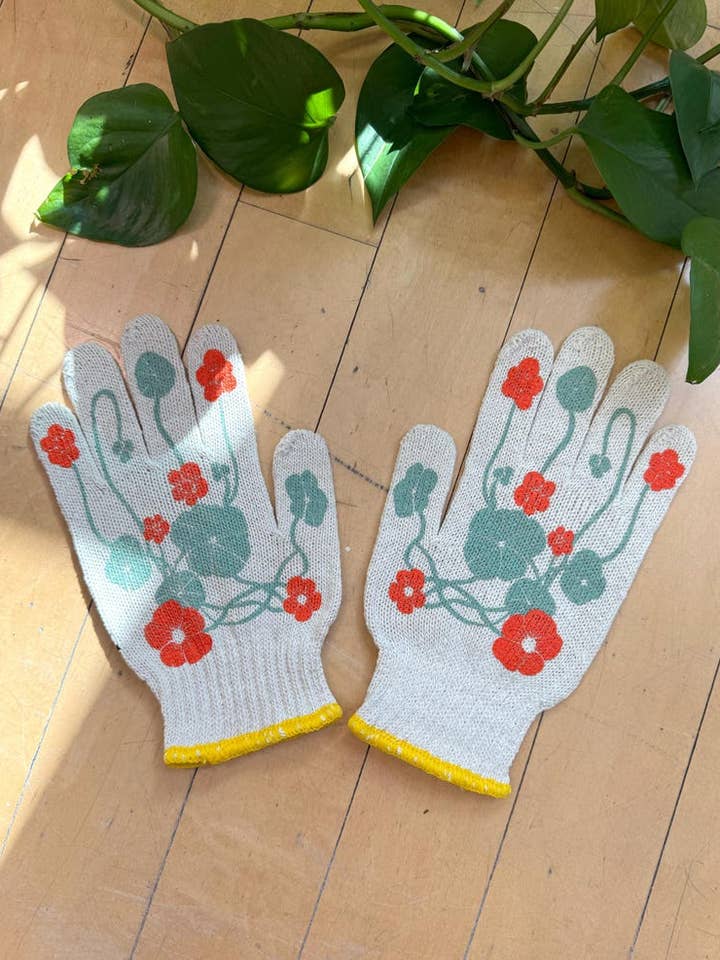 Nouveau ! Gants de jardinage Capucines pour la vente par My Little Belleville