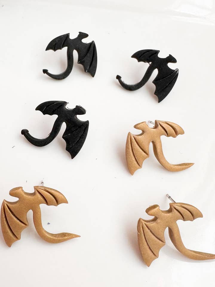 Brincos Pendentes de Argila com Dragão Preto e Dourado por atacado de Design With Purpose