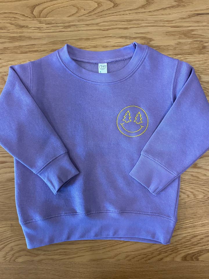 Felpa Girocollo per Bambini con Alberi Felici Ricamati e Faccia Sorridente per la vendita all'ingrosso da parte di Buffalo Mountain Print + Supply