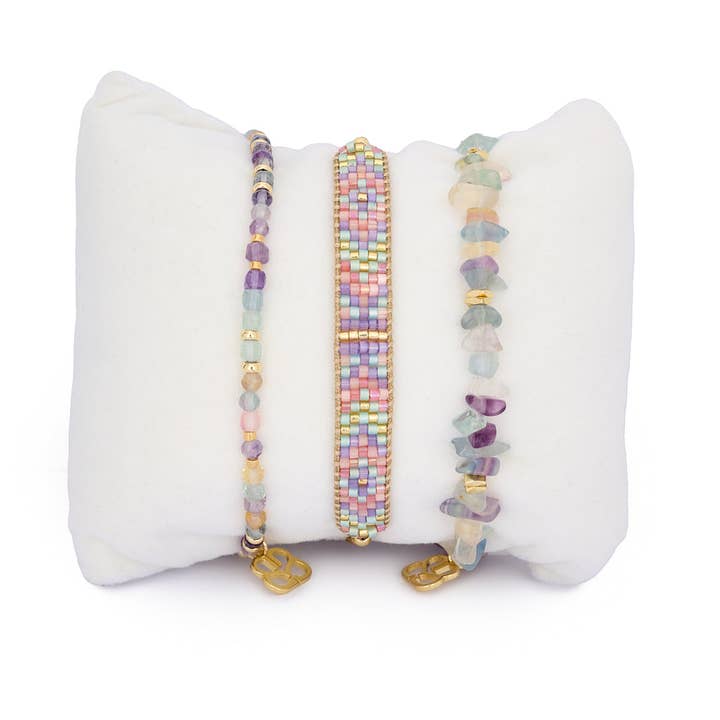 Saba Regnbue Fluorit & Guld Stabelarmbånd for engroshandel hos Boho Betty