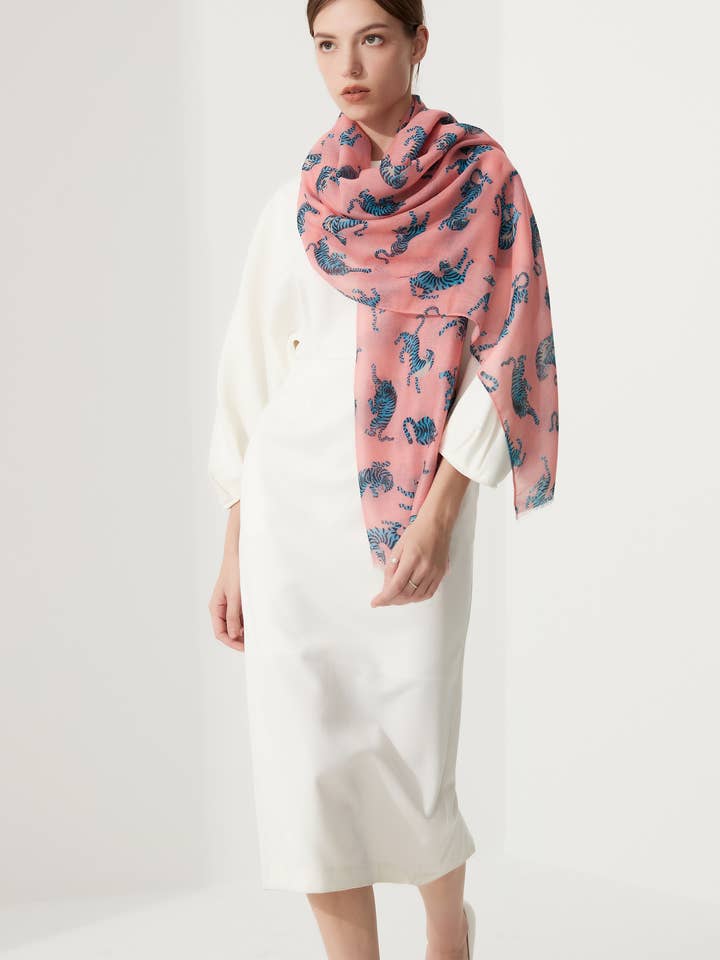 Écharpe imprimé tigre ludique – Écharpes pour femmes pour la vente par Aavion