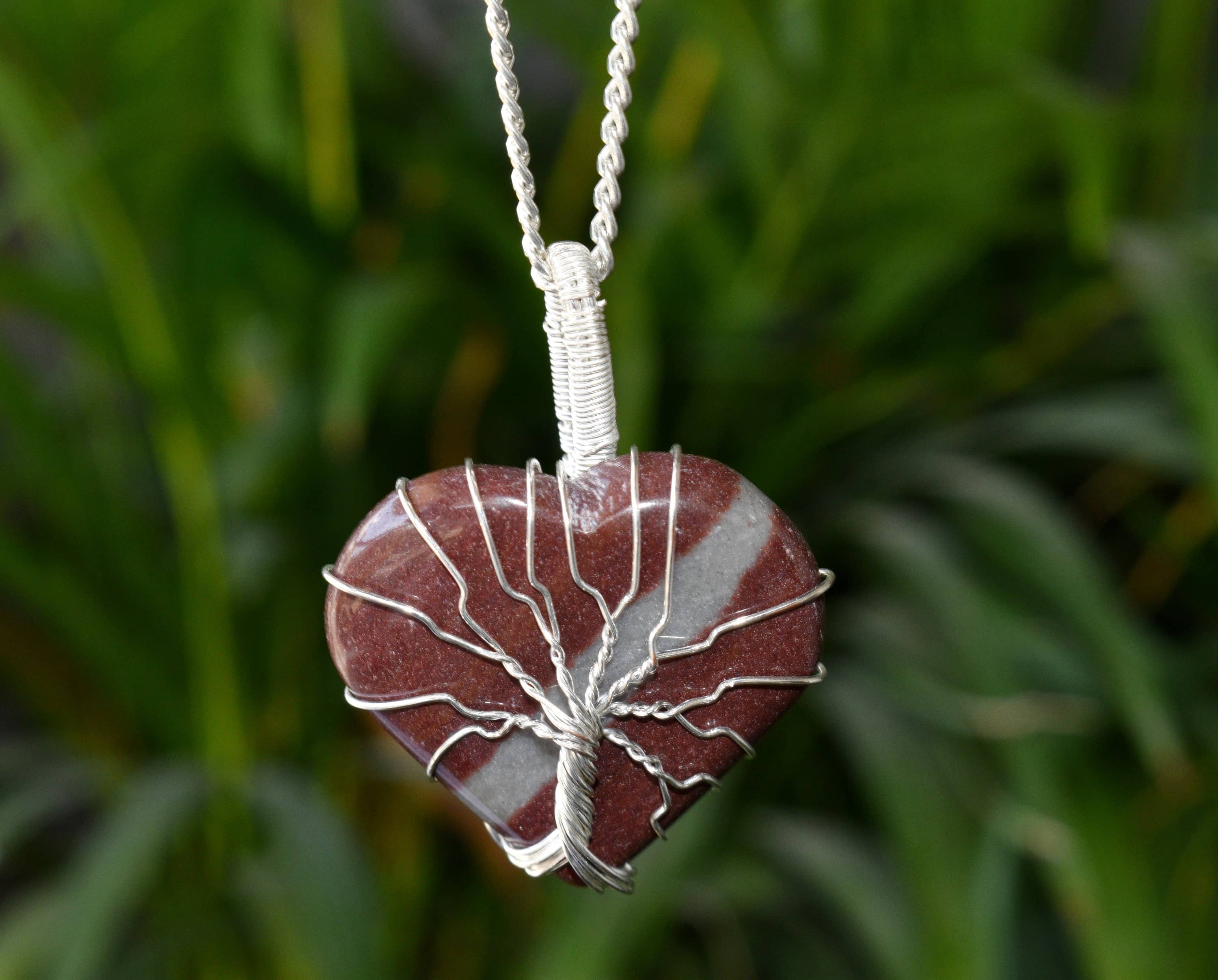 Soothing Crystals - Vendita all'ingrosso Collana con ciondolo/pendaglio - Ciondolo in cristallo a forma di cuore in argento avvolto in filo d'argento0