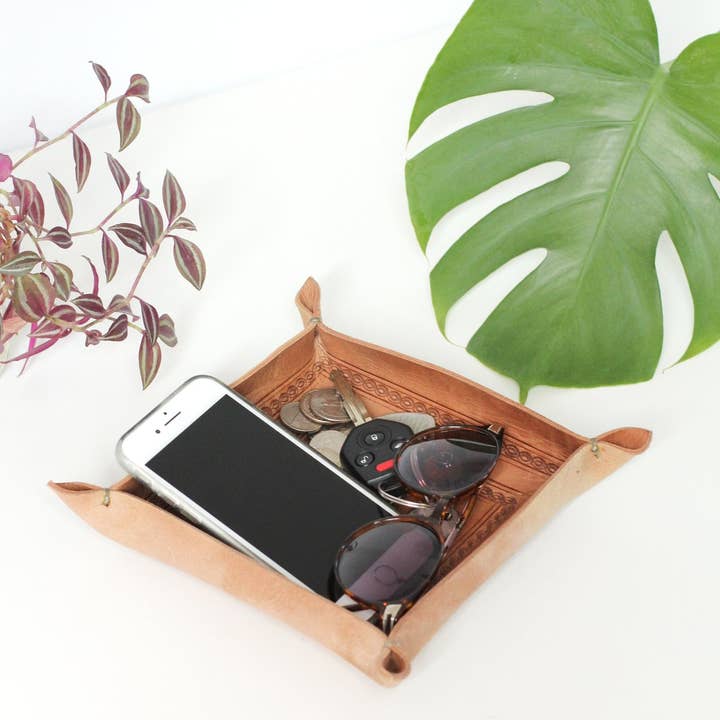 Jubilee Trading Co. | Ethical Trade Decor + Accessories – Engroshandel Pyntebakke – Juniper Betjent Bakke1