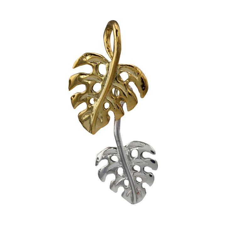 Charme en couches Monstera pour la vente par Silver Gallery