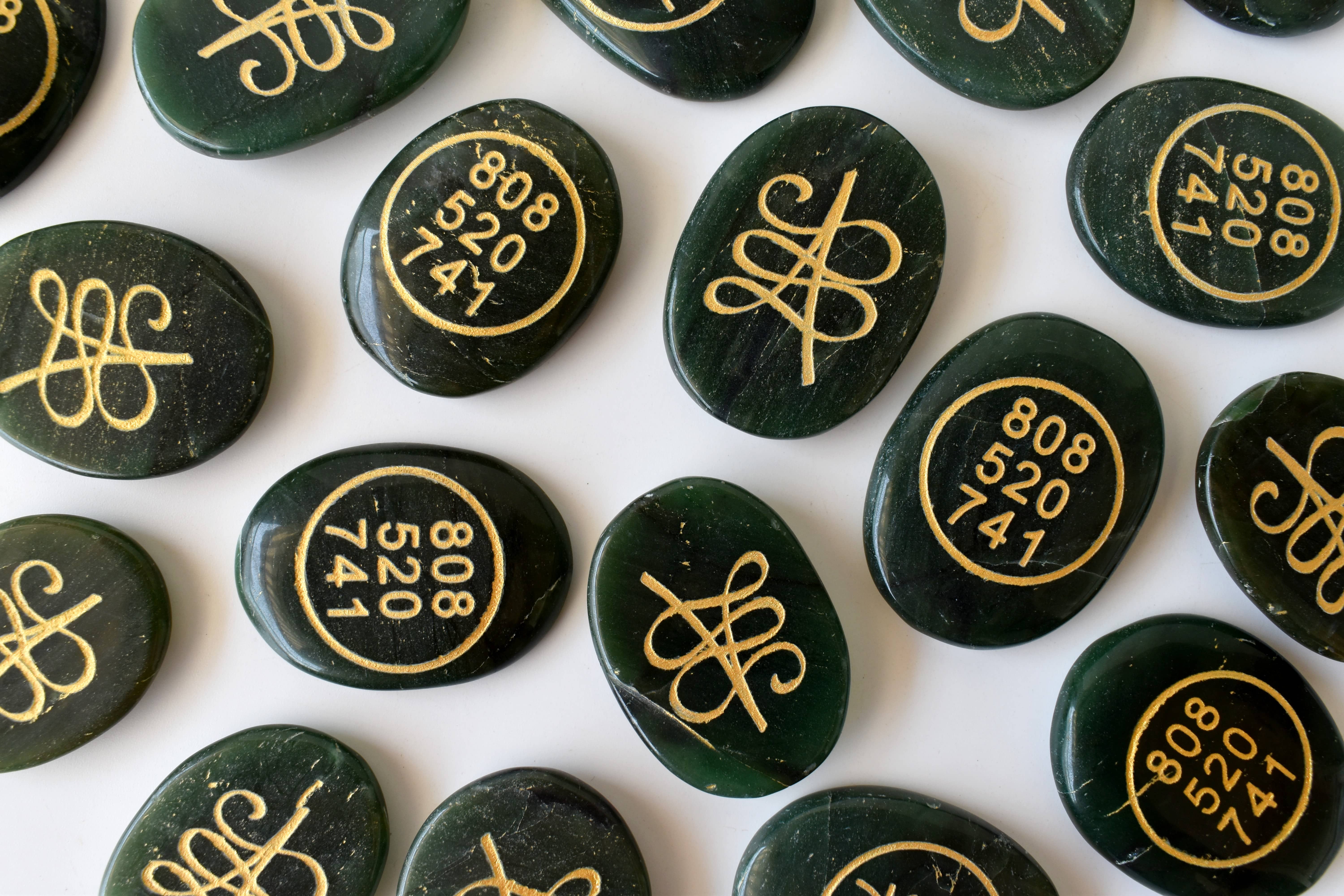 Soothing Crystals – Engroshandel Spirituelle sten og krystaller – Poleret grøn Jade Zibu sten, Oval form Zibu krystaller8