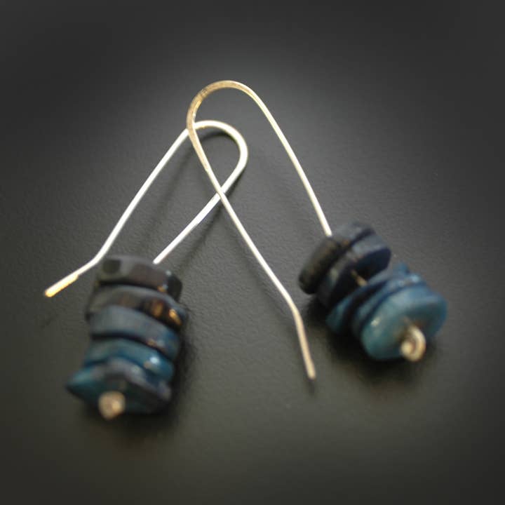 Orecchini in corallo blu per la vendita all'ingrosso da parte di Hi Octane | SilverBotanica