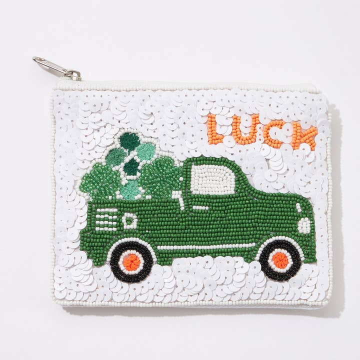 Un camion rempli de sacs porte-bonheur pour la Saint-Patrick pour la vente par Frem