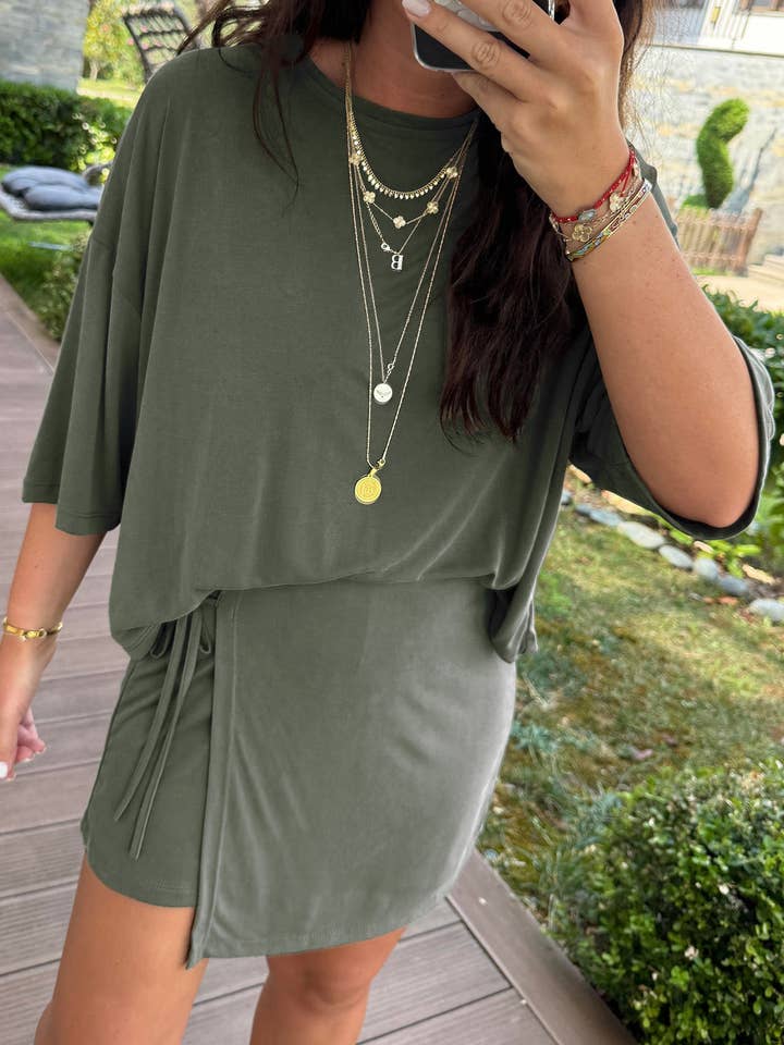 Ensemble 2 pièces : T-shirt oversize uni et mini jupe-short portefeuille. pour la vente par fashionworks