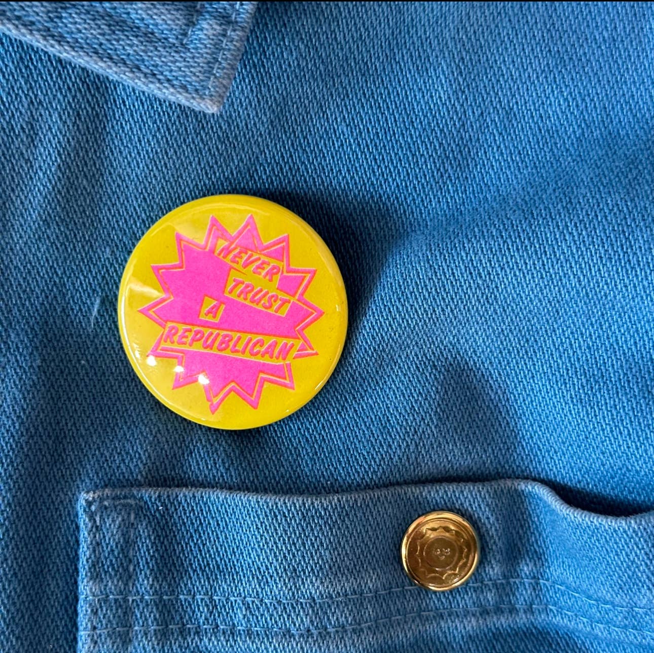 World Famous Original - Vendita all'ingrosso Spilla da bavero - Never Trust A Republican Button - 1.75"1