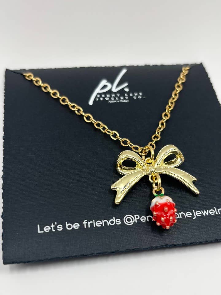 Collier nœud fraise doré Sara pour la vente par Penny Lane Jewelry Co