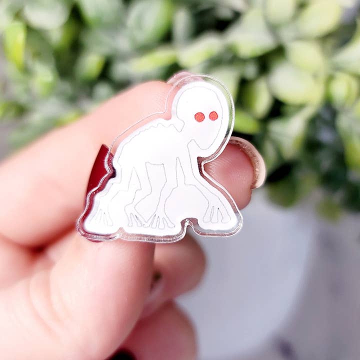 Broche Dover Demon, épingle en acrylique, noyau cryptique, épingles étranges pour la vente par The Dungeon Rose