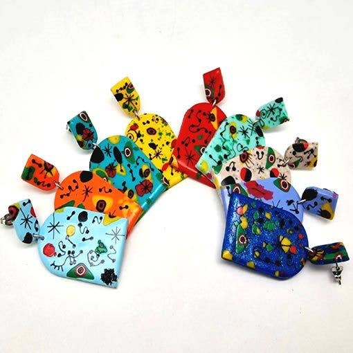 Boucles d'oreilles suspendues surréalistes avec motifs d'abst colorés pour la vente par PASTACUITA