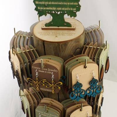 Support à boucles d'oreilles en bûche Green Tree avec sommet en forme d'arbre pour la vente par Green Tree Jewelry