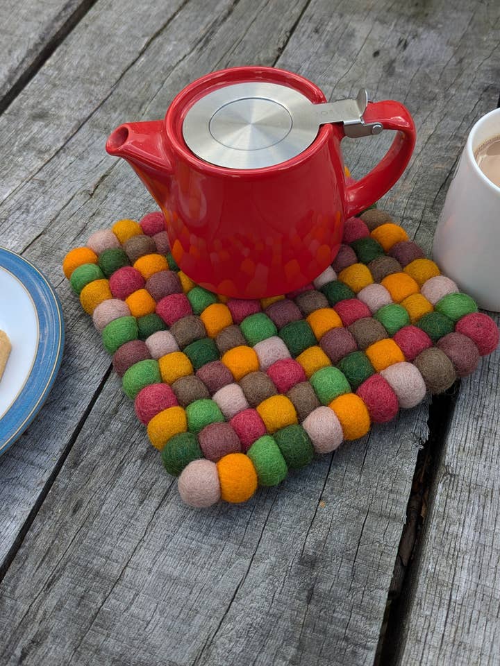 Lustiges quadratisches Tischset aus Filzkugeln mit Untersetzer (groß) für den Großhandel von Cool Trade Winds