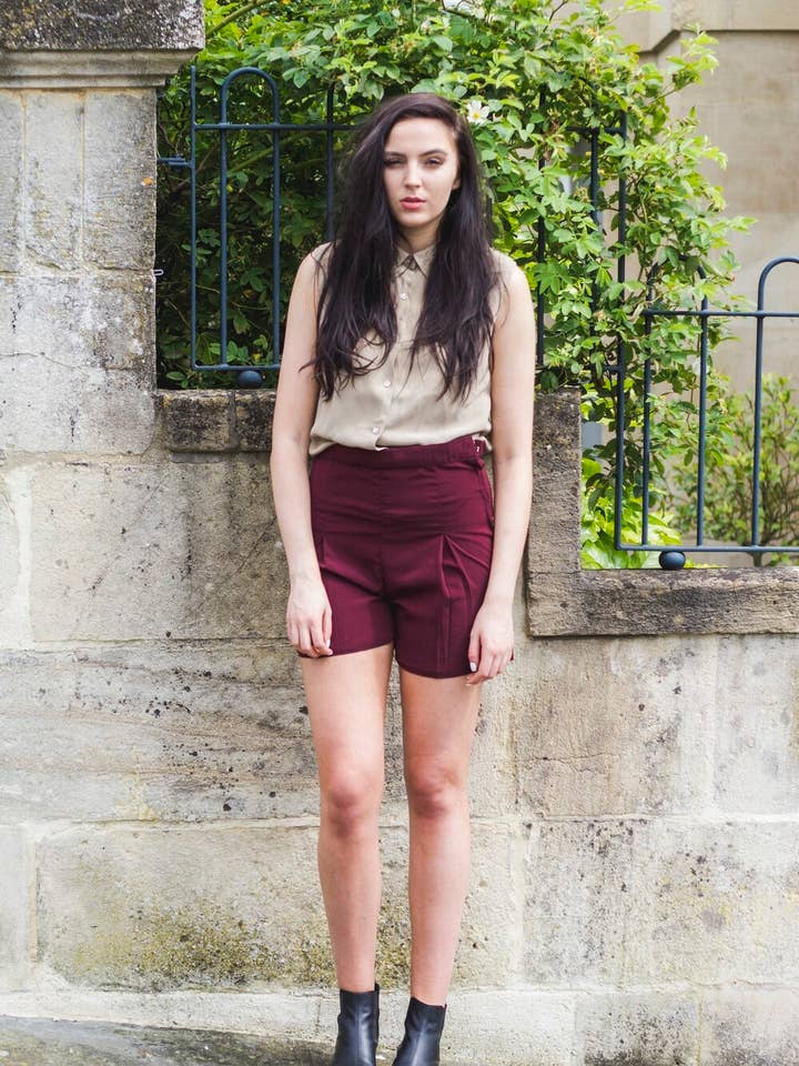 Jenna - Høj krave Top til kvinder, Brun for engroshandel hos Madia & Matilda