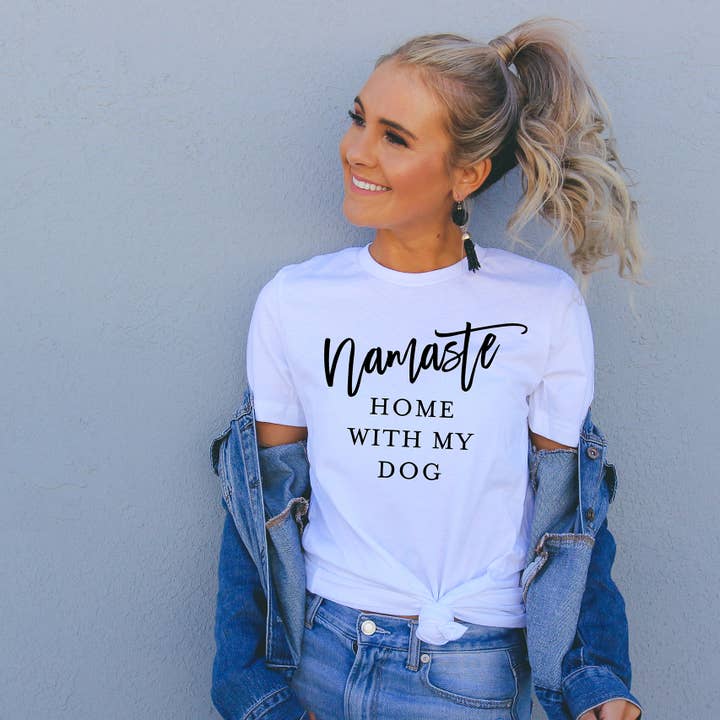 Namastay Hjem Med Min Hund T-Shirt Pet Mor Sjov T-shirt for engroshandel hos Zoe Creative Co