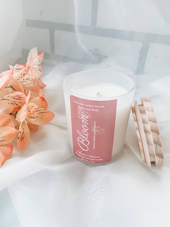« Bloom » - bougie de cire de soja 7 oz pour la vente par Suds and Lather Studio