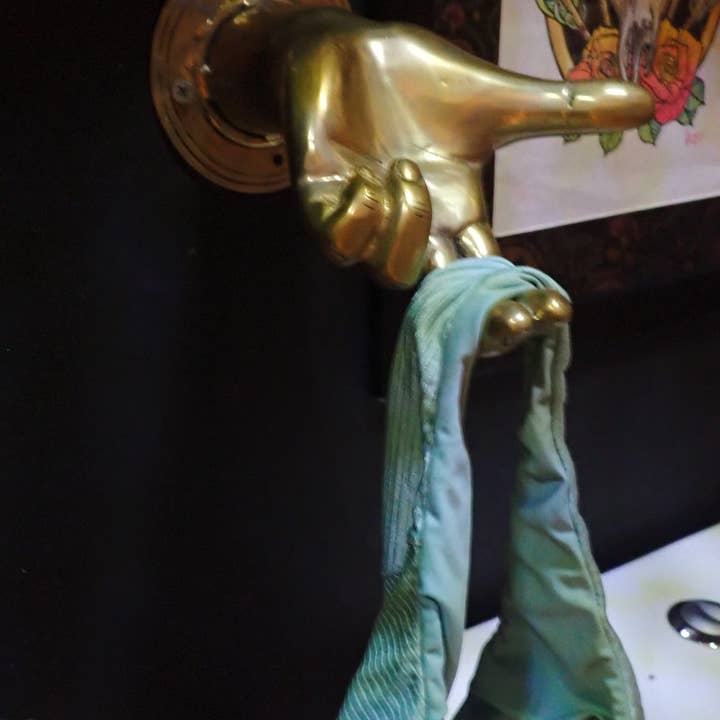 Ubud Glass - Vente Sculpture - Grand crochet mural en laiton massif doré en forme de geste de la main - Décoration intérieure audacieuse8