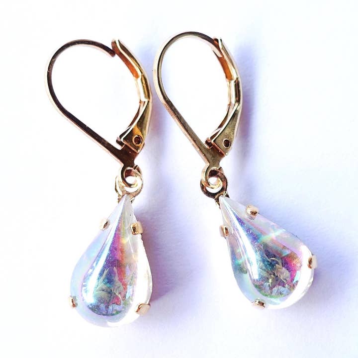 Aurora Gold Earrings With White Opal And Ab Drops für den Großhandel von SoHo Schmuckmanufaktur