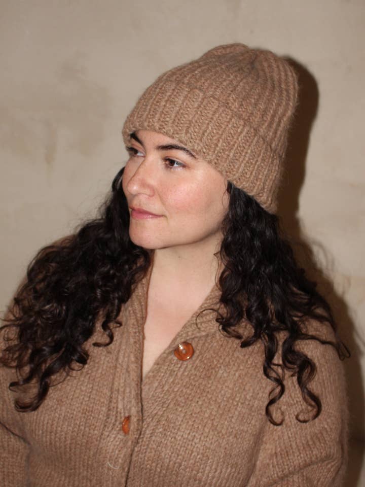 Bonnet en alpaga Suri tricoté par Frankie pour la vente par Na Nin