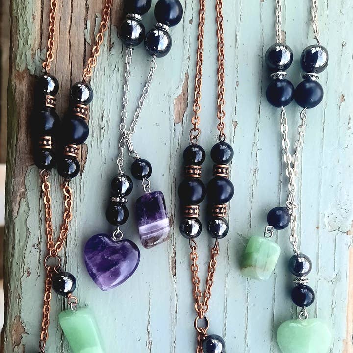 Collier Pendentif Cœur de Cristal Shungite Hématite Tourmaline Noire pour la vente par Secret Synergy Stones