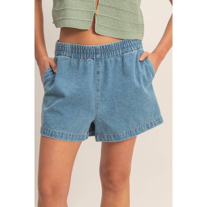 Short en jean délavé minéral à taille élastique pour la vente par Double Zero