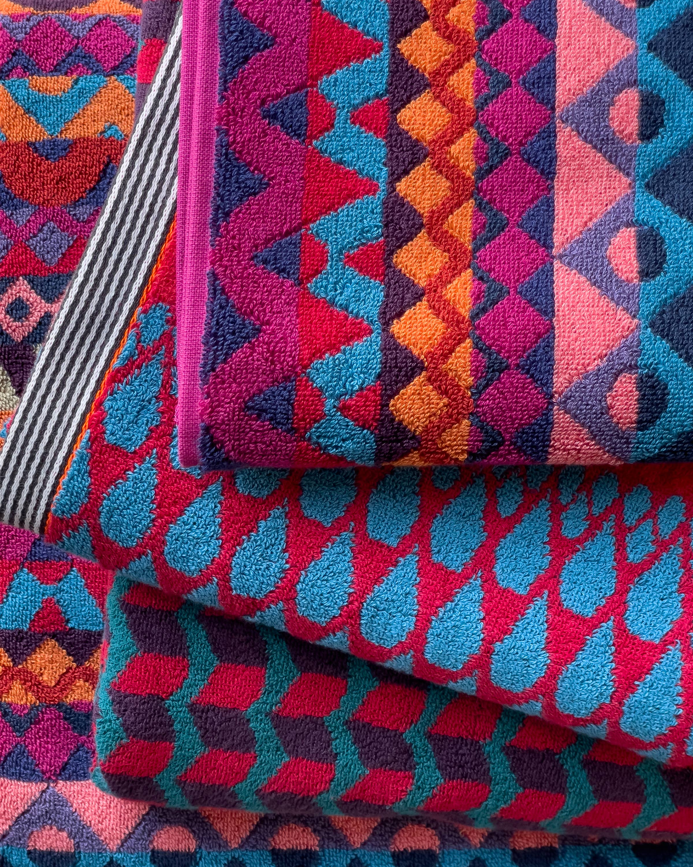 Margo Selby – Großhandel Badehandtuch – Baumwoll-Badetücher in Magenta, Orange und Marineblau | Morecambe 600 GSM1