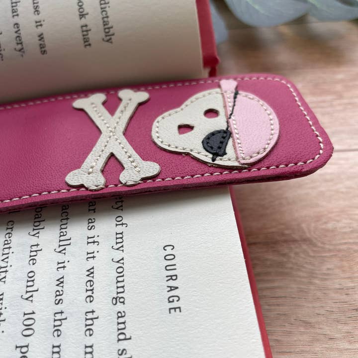 Leder-Lesezeichen mit Piratenschädel/Kreuzknochen-Design für den Großhandel von Mally Designs