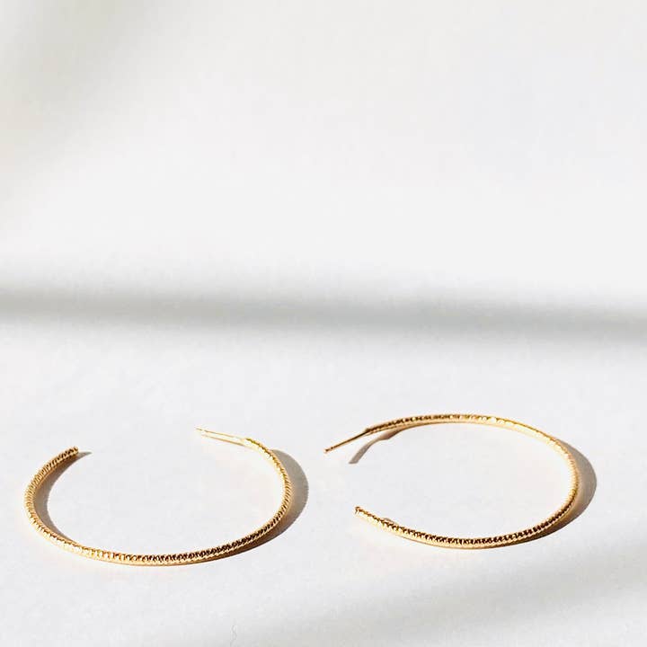 Grandes créoles Glitter Gold pour la vente par Devi Arts Collective