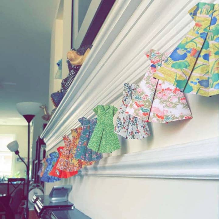 Heart of Fold - Vendita all'ingrosso Bandierine/Ghirlande - Ghirlanda di bambole di carta con abiti origami per cameretta femminile