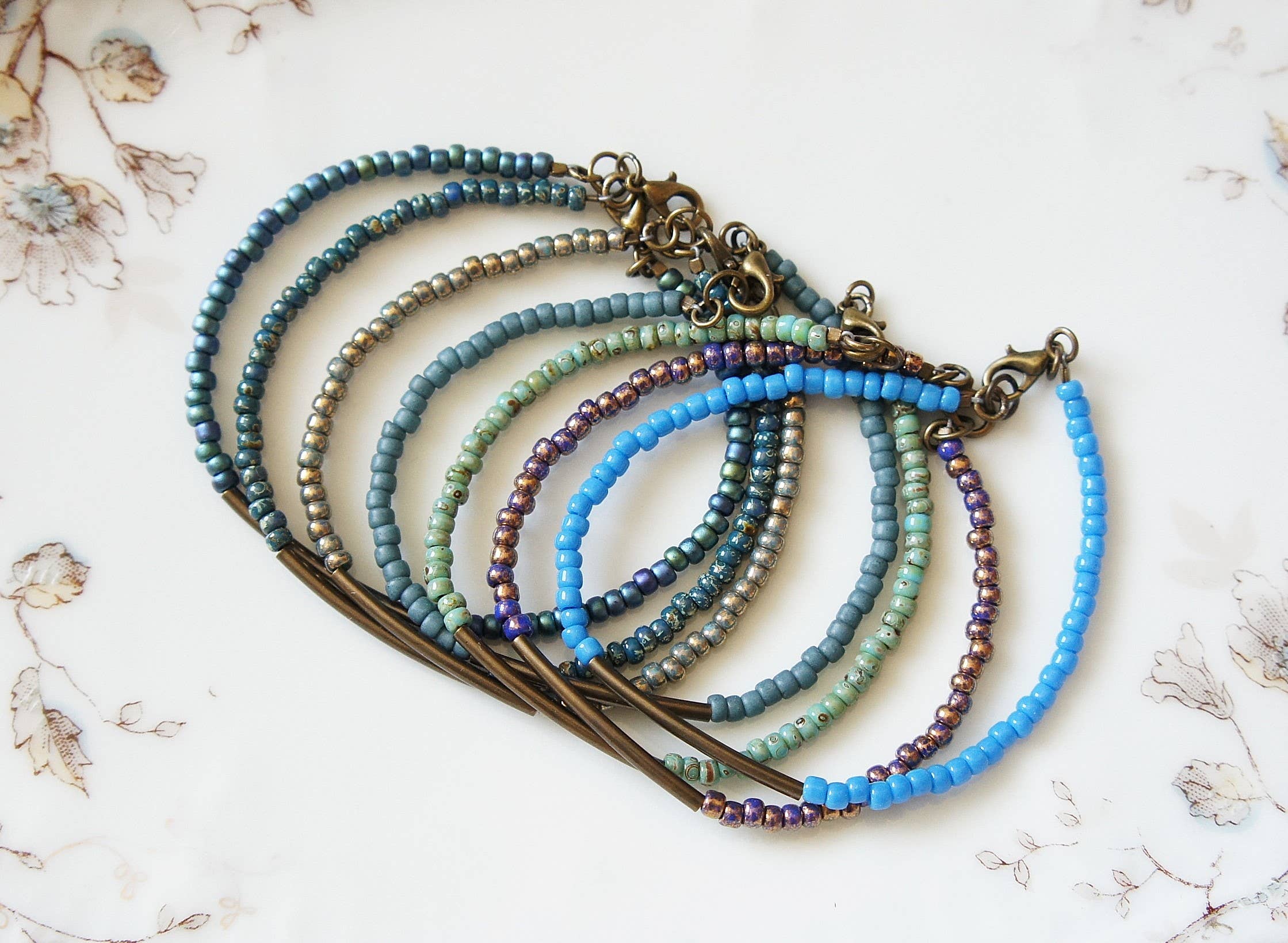 Sentimento - Vente Bracelet de perles - Bracelet en perles de rocaille turquoise et bleues et barre en bronze6