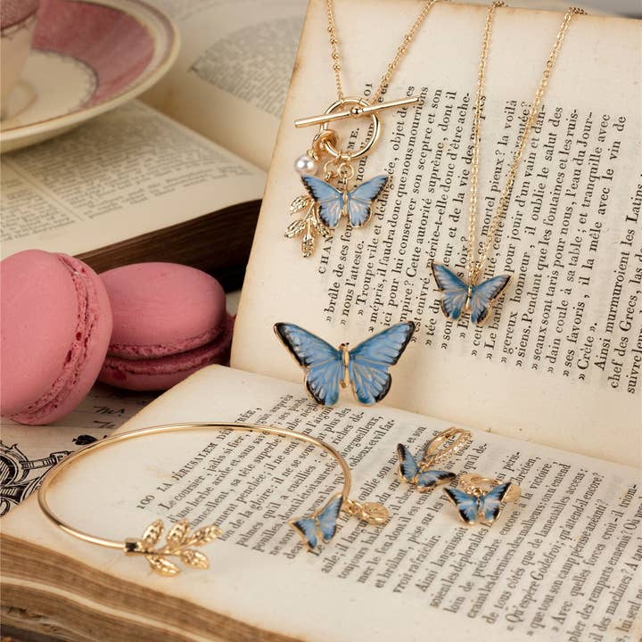 Fable England - Vente Petits anneaux - Boucles d'oreilles Huggie en forme de papillon bleu FABLE en émail