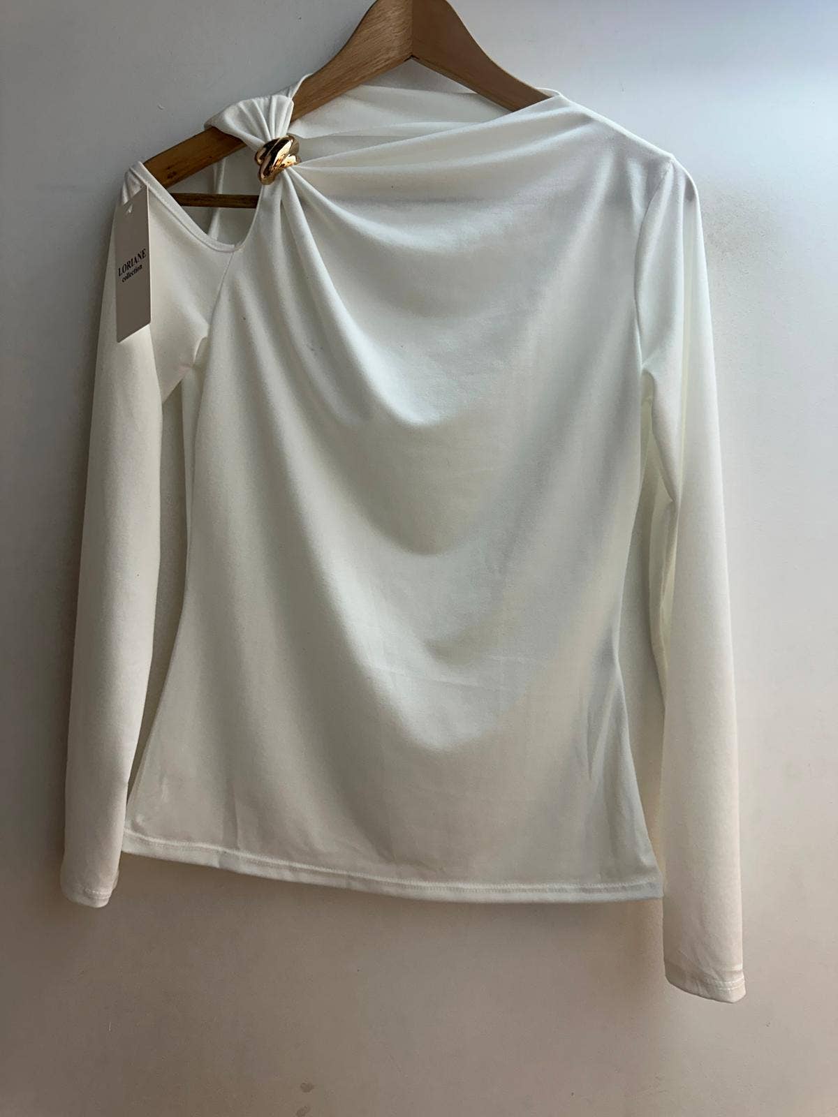 LORIANE - Wholesale T-Shirt - Women's - T10363 Asymmetric solid top with a brooch1