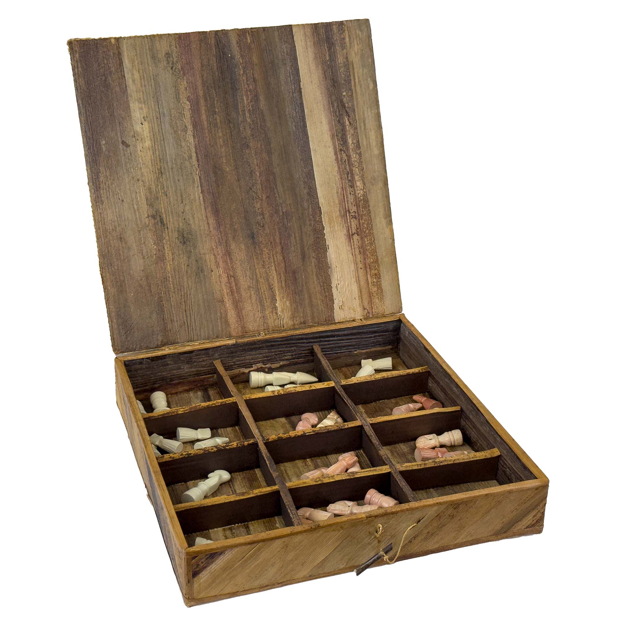 Global Crafts – Großhandel Brettspiele – Handgeschnetztes Schachspiel aus Speckstein mit Maasai-Stücken in Geschenkbox3