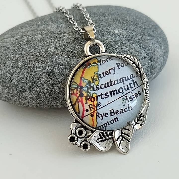 Collier de carte personnalisé, images personnalisées disponibles pour la vente par Piccadilly Pendants