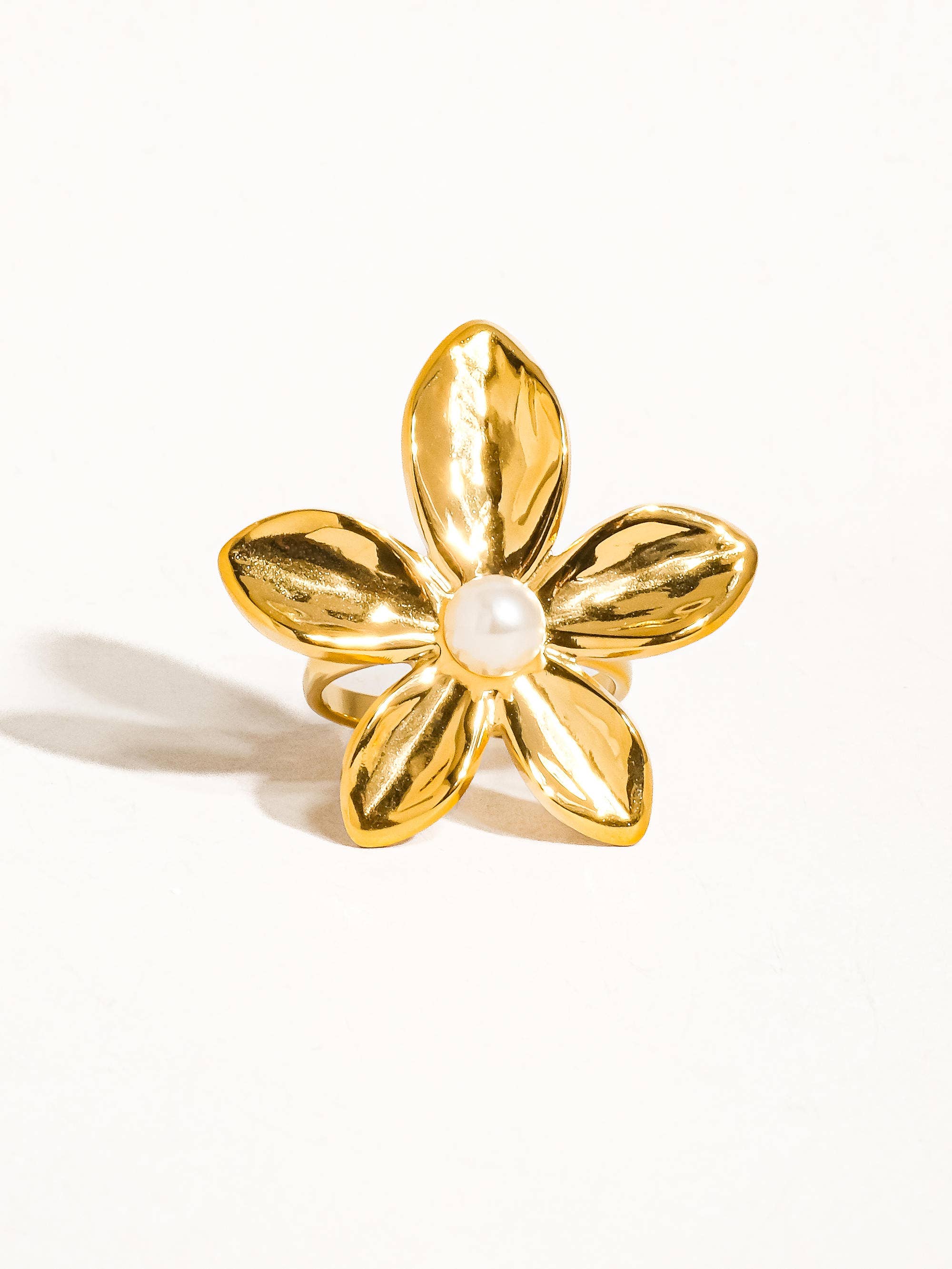 Flânerie by MAIQ – wholesale Cocktail/statement ring – Killian 18K Gold Non-Tarnish Pearl Flower Ring2