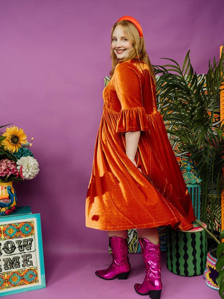 Fløjlskjole med flæser i orange for engroshandel hos Megan Crook Textiles
