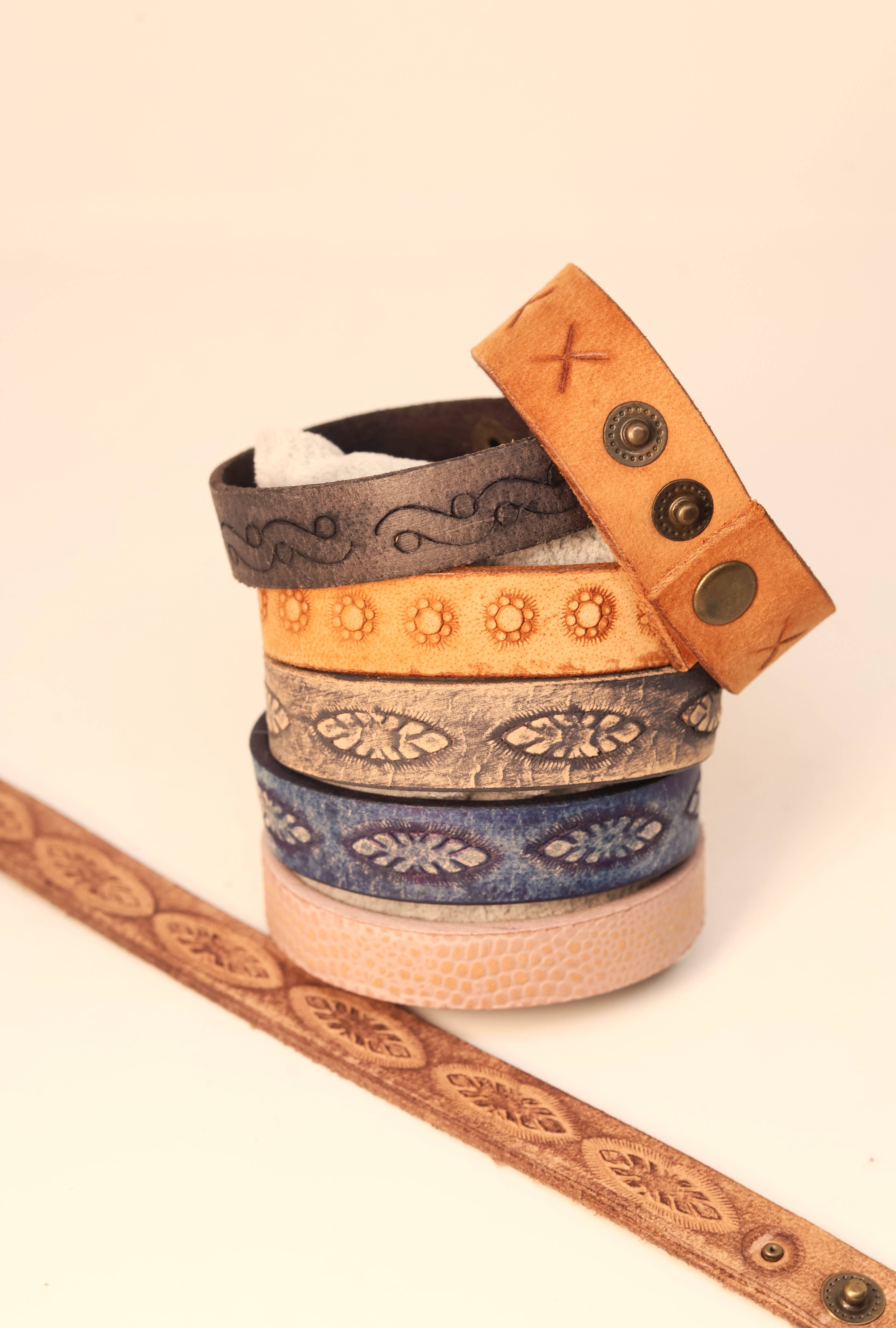 Sun Enterprises B.V. - Vente Bracelet tissé/tressé - Bracelets en cuir à textures naturelles (8 modèles) 20 mm2