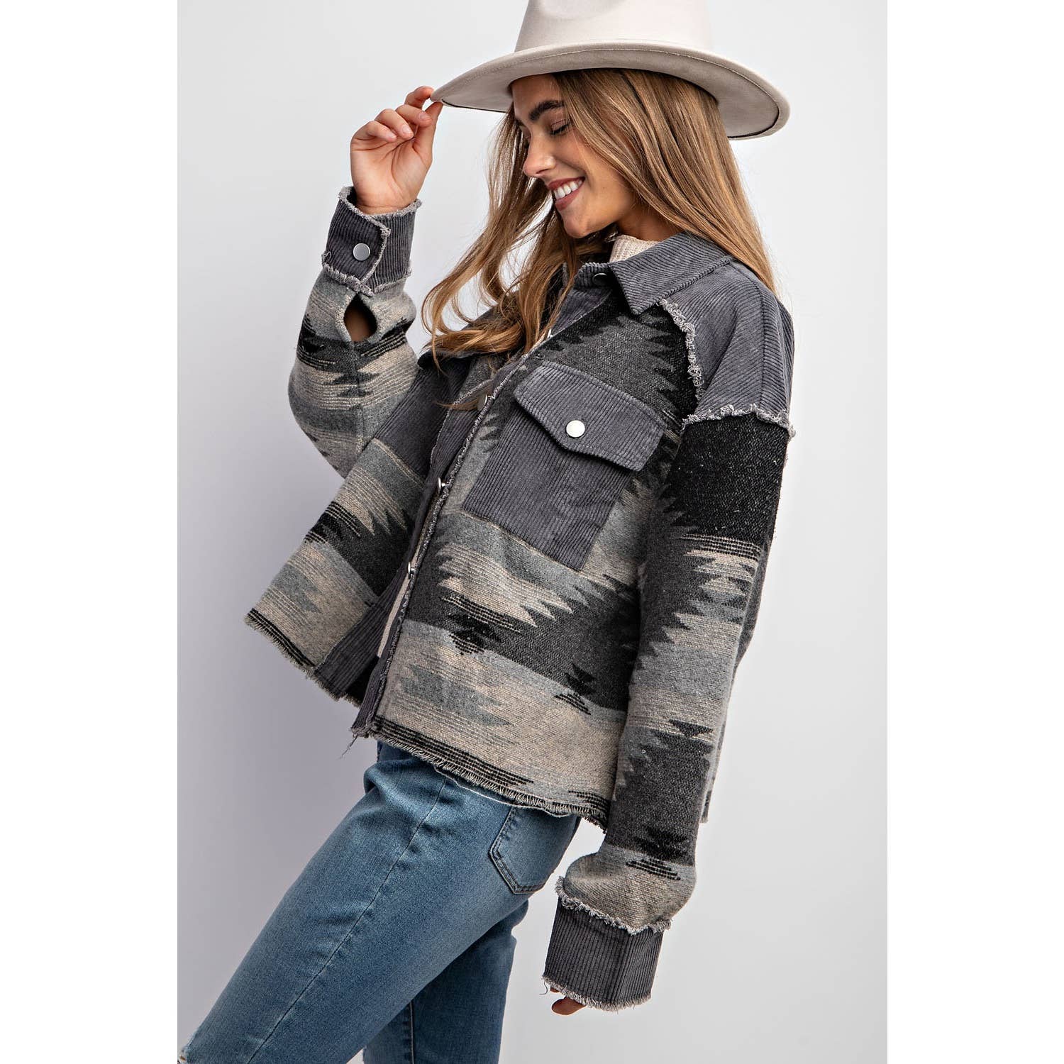 Sweet Generis – Großhandel Hemdjacke/Shacket – Damen – BUTTON-DOWN-HEMDJACKE IN BLOCKFARBEN MIT STAMMESMUSTER UND AZTEKISCHEM MUSTER18