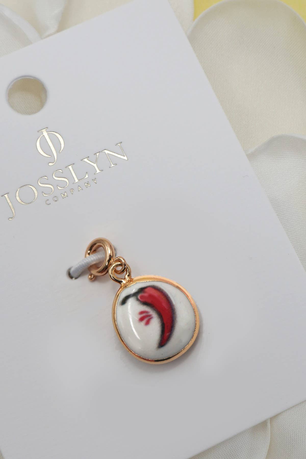 JOSSLYN by wall to wall – Engroshandel Vedhæng/charm – Charm i porcelæn med kirsebær og forgyldt fjederlås | 80CM11019