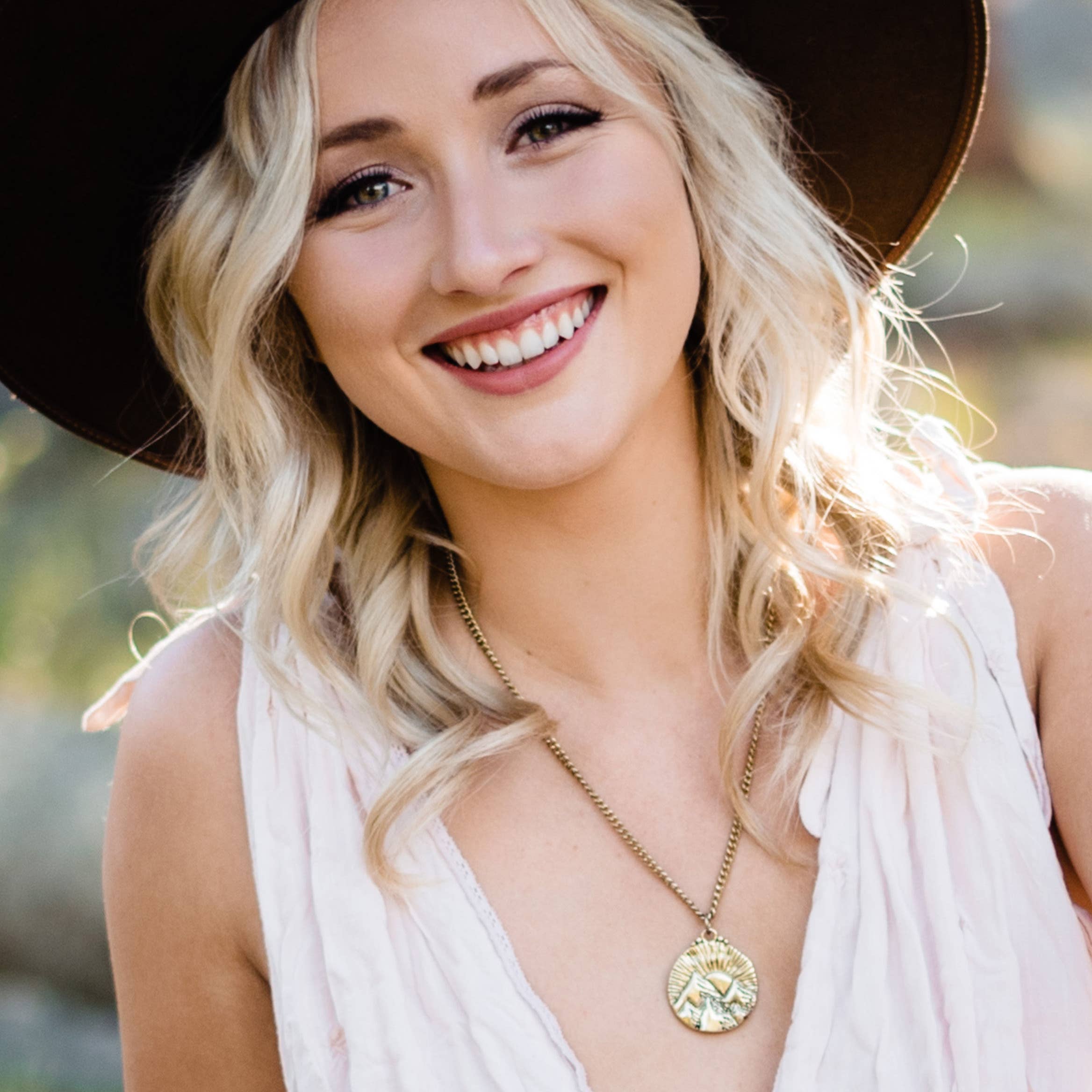 Hiouchi Jewels | Rose & Bolt Grateful Dead Jewelry – wholesale Hänge-/berlockhalsband – Solens Berg Halsband | Guld4