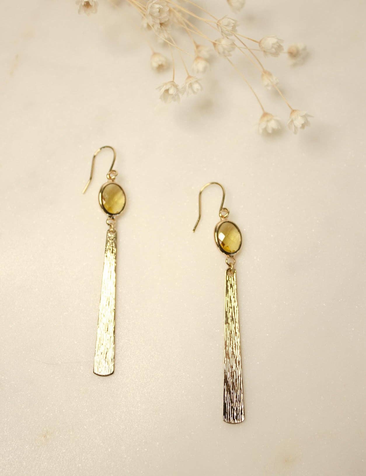 Moxie Collective (formerly Atonement Design) – Großhandel Ohrhänger – Gelbe ovale Perlen- und Messingstab-Ohrringe1