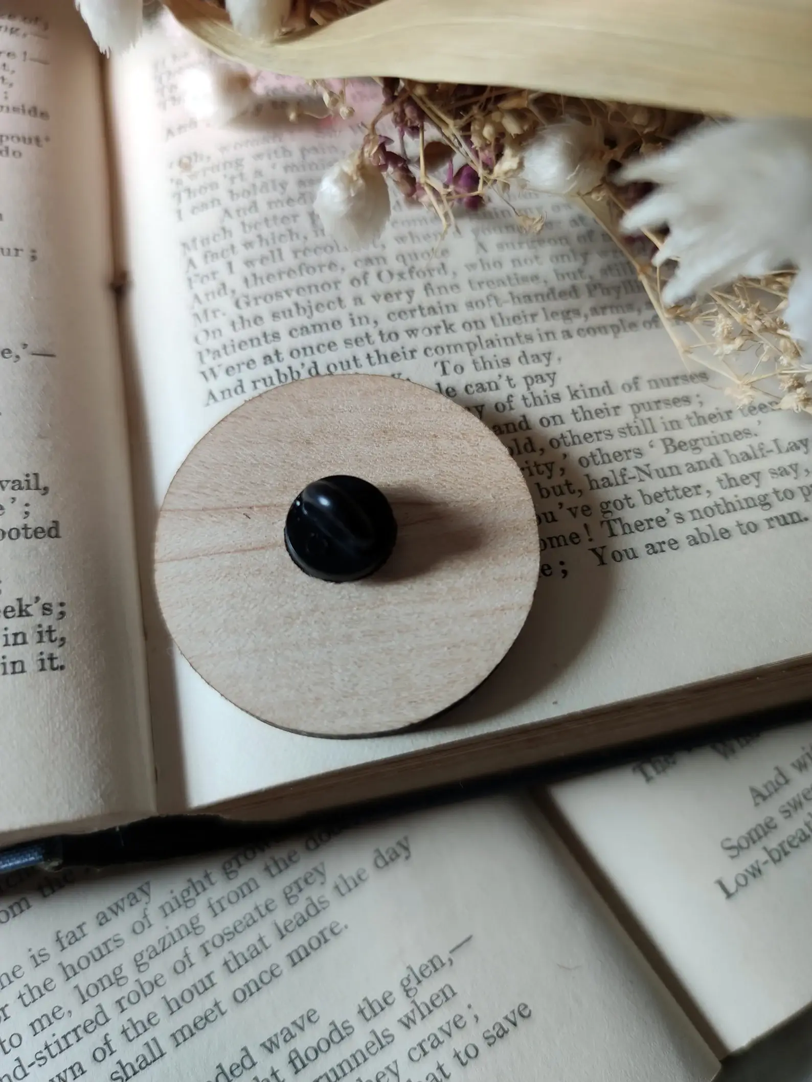 Jon Turner Illustration - Wholesale Reversspeld/knoop - Vincent Van Ghost houten speldje2