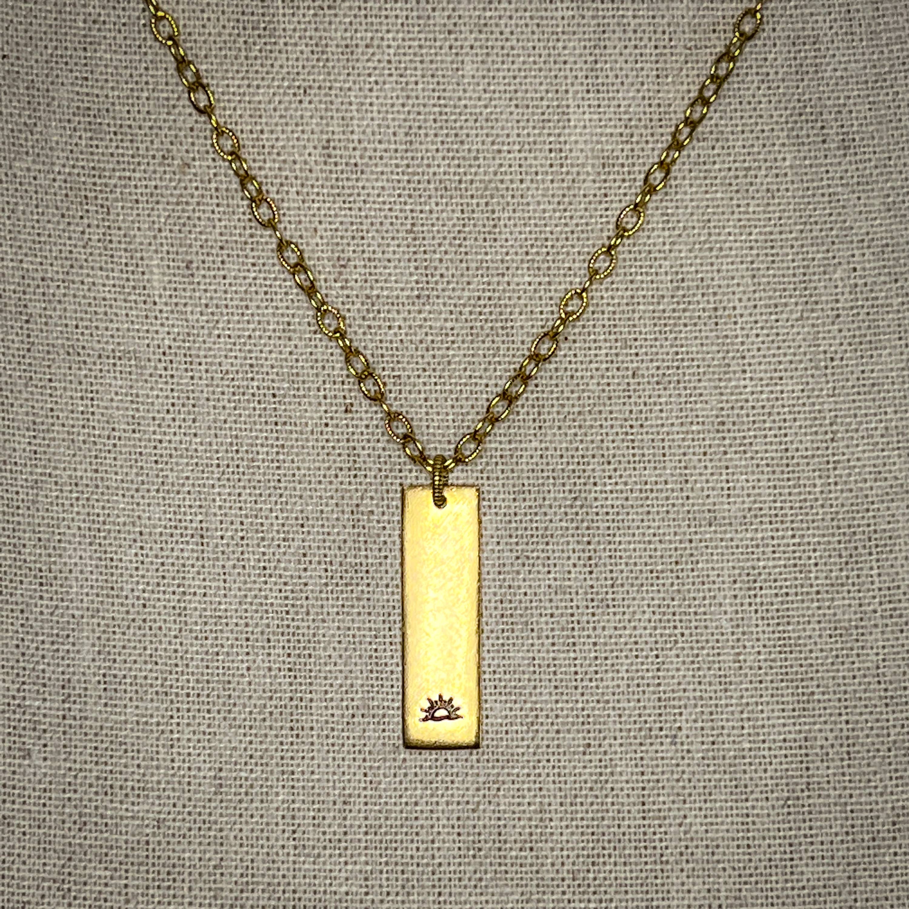 The Crowning Jewels - Vente Colliers à pendentif - Collier chaîne nature estampé à la main en or2